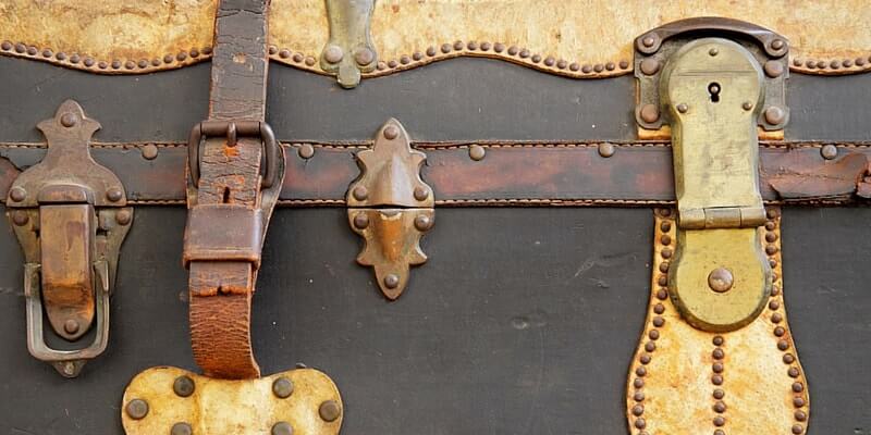 Make a table from a vintage suitcase