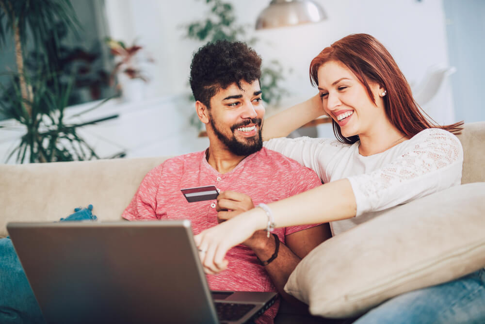 Couple talking about ways to avoid credit card fraud