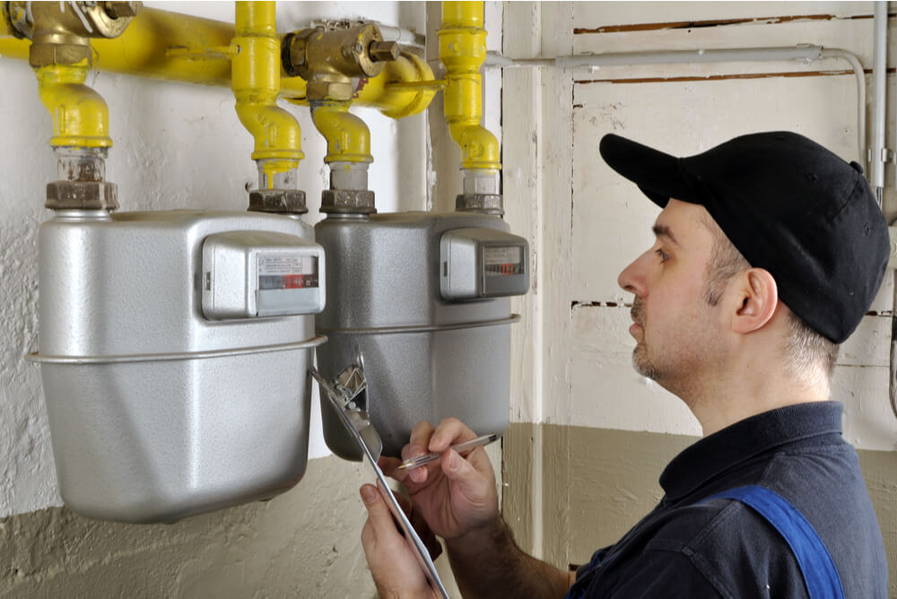 A gas fitter checking the gas consumption