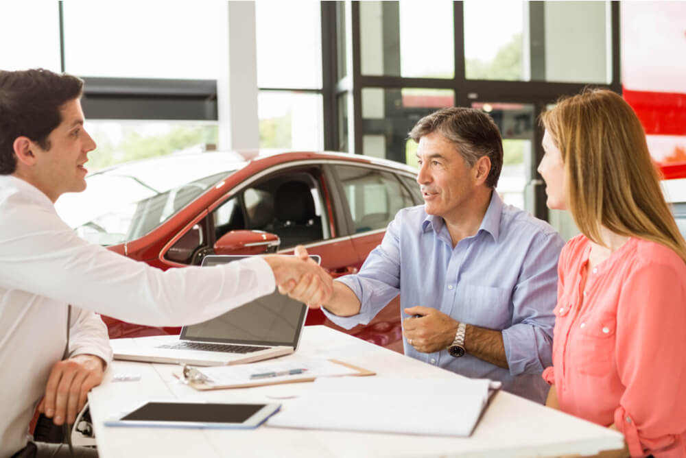 husband and wife buying car insurance