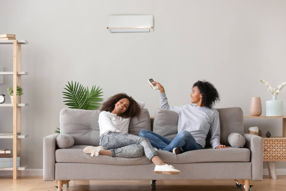 mum daughter turn off aircon after understanding their electricity meter