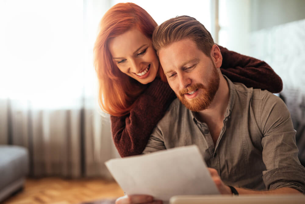 couple comparing energy plans in act with reference price