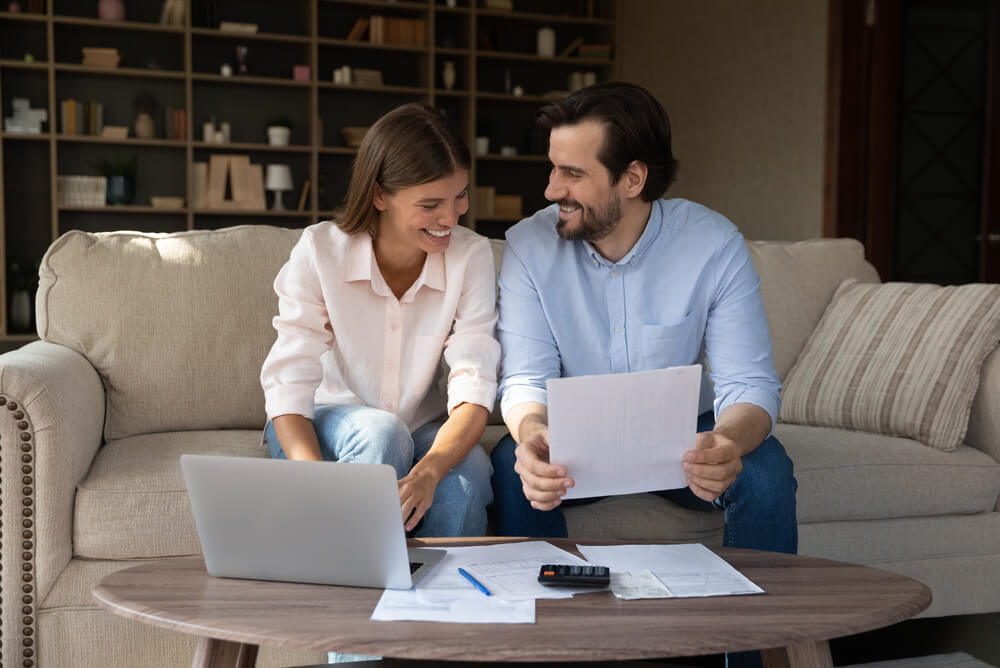 Couple applying for Victorian Power Saving Bonus