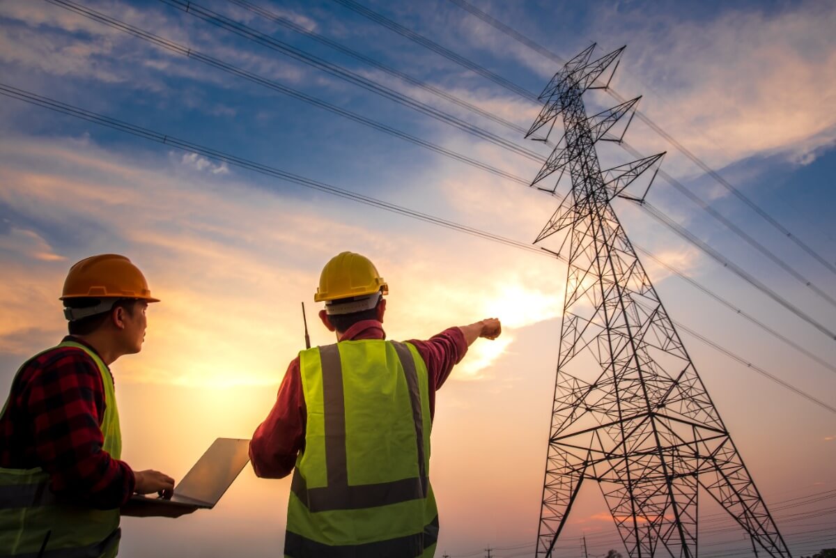 workers figuring out australian energy crisis