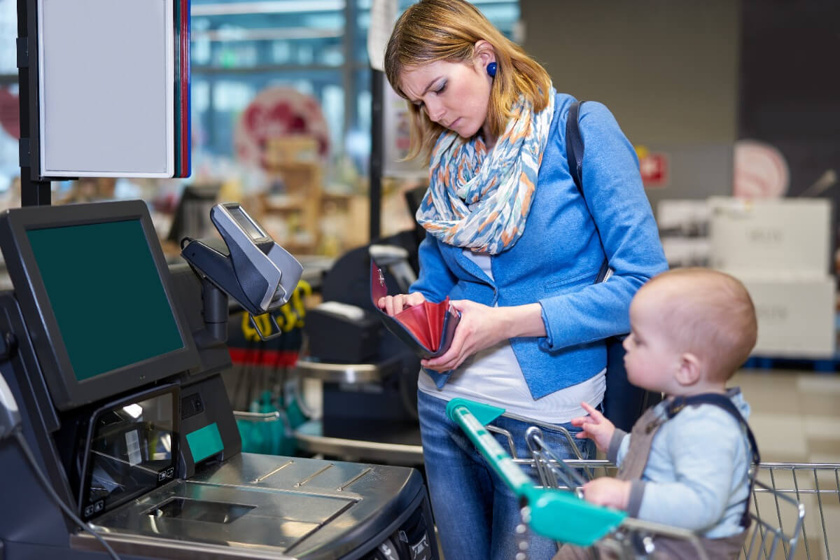 woman shopping for cheap groceries in Australia