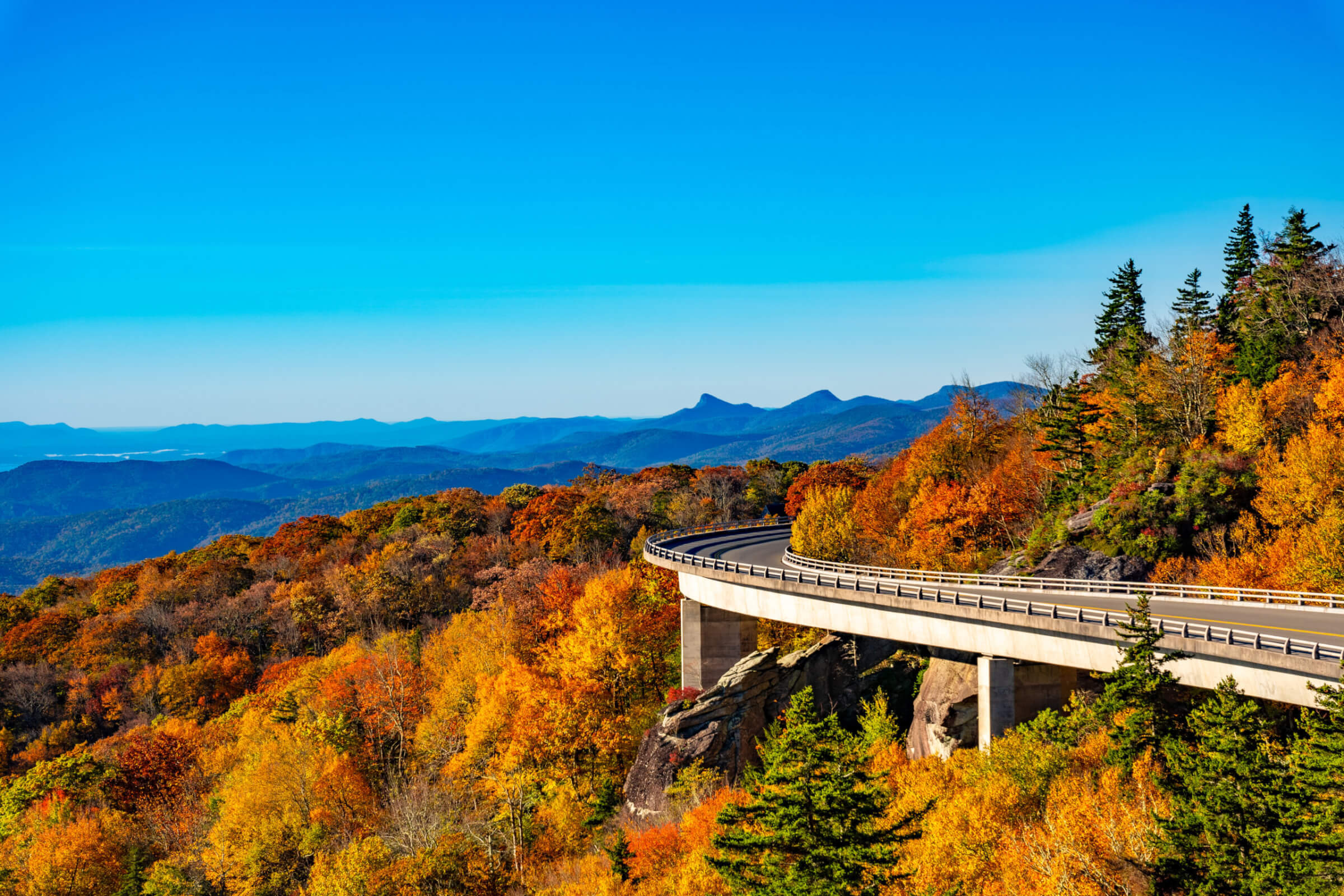 Image of a road along the USA's Blue Ridge Parkway.