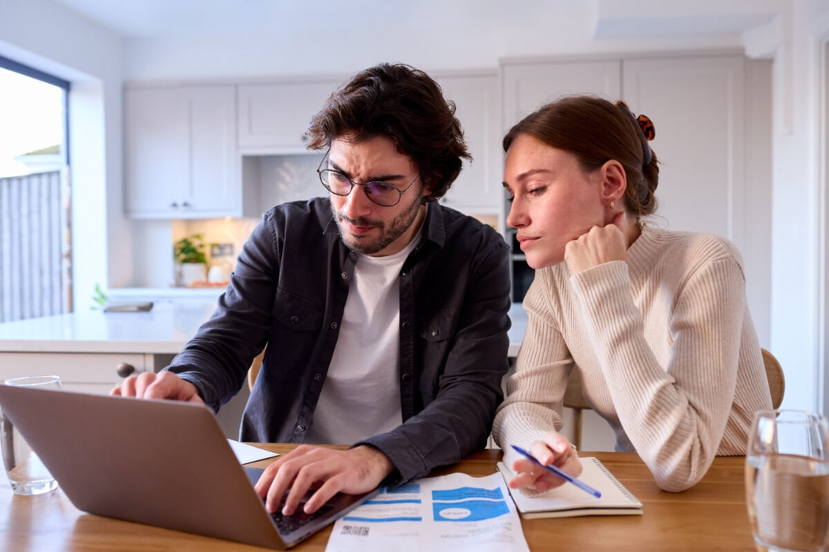 australian couple without solar comparing energy bills