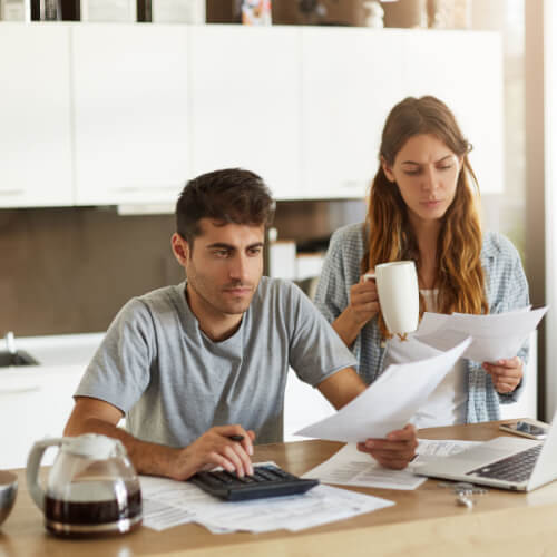 couple auditing household expenses HEM