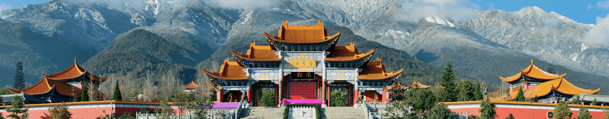 Temple in China in front of mountains